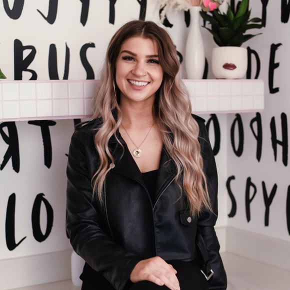 Meet your Posher, Noelle - Picture 1 of 1